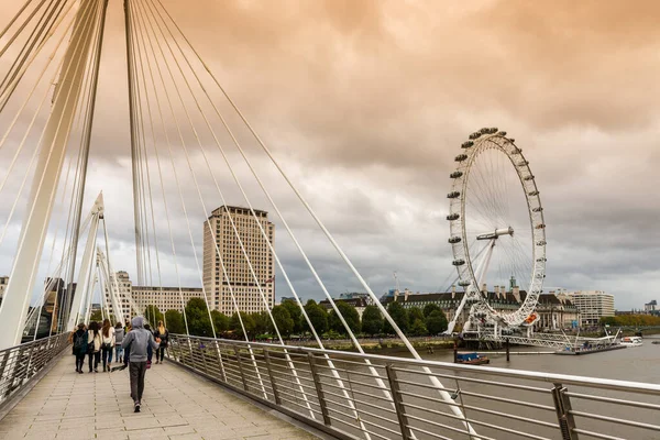 ハンガーフォード橋とゴールデン ジュビリー橋 テムズ川とロンドン アイにまたがり ロンドン イングランド イギリス イギリス — ストック写真