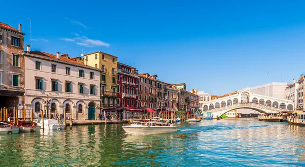 Tráfego Grande Canal Fundo Emblemática Ponte Rialto Veneza Veneto Itália — Fotografia de Stock