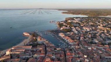 Fransa 'nın Occitanie kentindeki Mze köyünün hava manzarası
