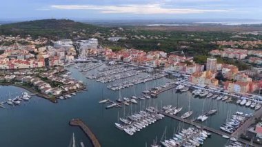 Güneş doğarken Fransa, Occitanie 'de Kaptan d' Agde Limanı.