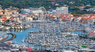 Güneş doğarken Fransa, Occitanie 'de Kaptan d' Agde Limanı.