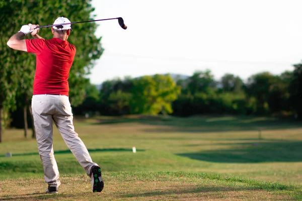 Férfi Golfozó Labda Tee Shot Tee Felnőtt Férfi Golfozó — Stock Fotó