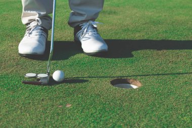 Golfçüye yaklaşıp yeşili takın.