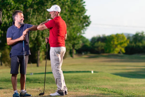 Två Golfare Hälsar Varandra Genom Att Röra Vid Deras Armbågar — Stockfoto