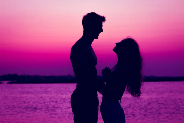 Pareja Enamorada Playa Del Atardecer Silueta Jóvenes Amantes Luz Del — Foto de Stock