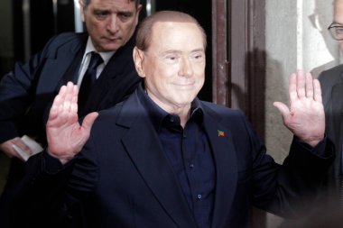 Roma, İtalya - 4 Aralık 2016: İtalya 'nın eski başbakanı Silvio Berlusconi, Roma, İtalya' daki bir sandık merkezindeki anayasa reformu referandumunda oy pusulasına gitti