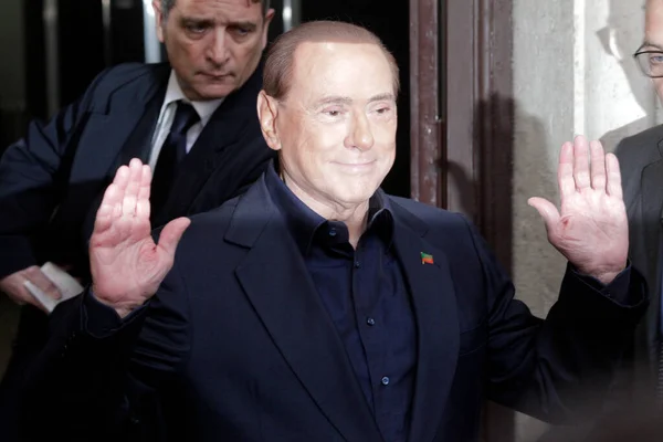 Roma, İtalya - 4 Aralık 2016: İtalya 'nın eski başbakanı Silvio Berlusconi, Roma, İtalya' daki bir sandık merkezindeki anayasa reformu referandumunda oy pusulasına gitti