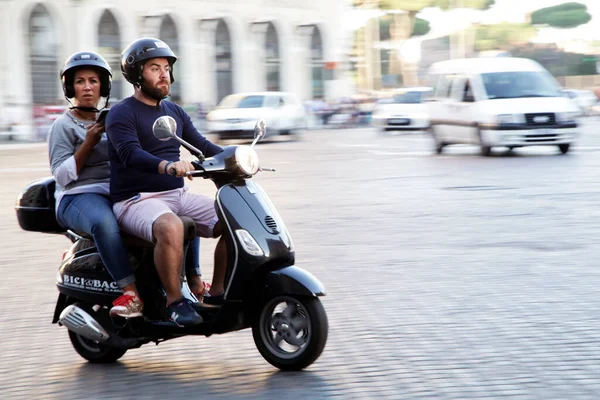 ROME, ITALY - 03 Ekim 2015: Roma 'da bir çift Vespa' ya biniyor; İtalya. Vespa scooter bir italyan sembolüdür..