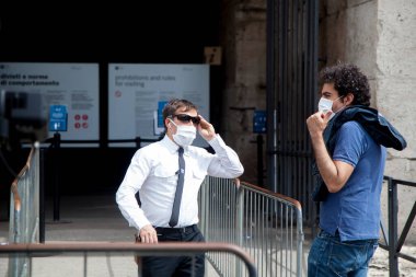 ROME, ITALY - Haziran 02 2020: Korunaklı maskeler takan insanlar, Coronavirus salgını nedeniyle üç ay süren kapanıştan sonra Kolezyum Anıtı 'nı (Colosseo) ziyaret etmek için bekliyorlar.