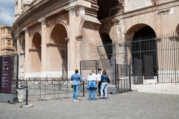 ROME, ITALY - Haziran 02 2020: Korunaklı maskeler takan insanlar, Coronavirus salgını nedeniyle üç ay süren kapanıştan sonra Kolezyum Anıtı 'nı (Colosseo) ziyaret etmek için bekliyorlar.