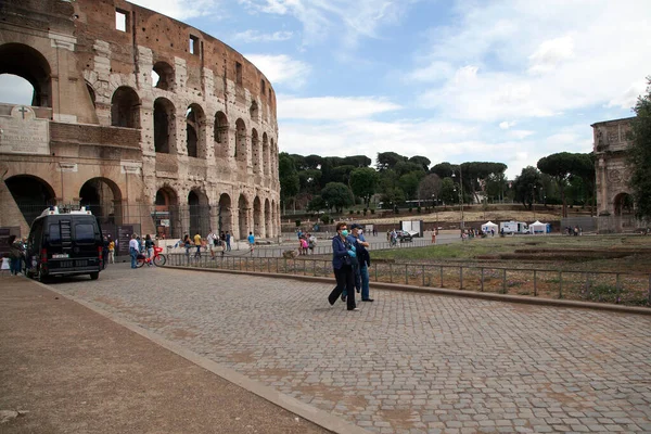 Roma, İtalya - Haziran 02 2020 İtalya yeniden açılıyor, 3. aşamaya başlayın. Roma, İtalya 'da Colosseum (Colosseo) yakınlarındaki Fori Imperiali caddesinde koruyucu maskeler takan insanlar yürüyor