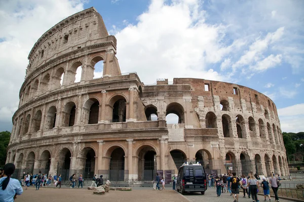 Roma, İtalya - Haziran 02 2020 İtalya yeniden açılıyor, 3. aşamaya başlayın. Roma, İtalya 'da Colosseum (Colosseo) yakınlarındaki Fori Imperiali caddesinde koruyucu maskeler takan insanlar yürüyor