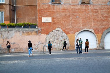 Roma, İtalya - Haziran 02 2020 İtalya yeniden açılıyor, 3. aşamaya başlayın. Roma, İtalya 'da Colosseum (Colosseo) yakınlarındaki Fori Imperiali caddesinde koruyucu maskeler takan insanlar yürüyor