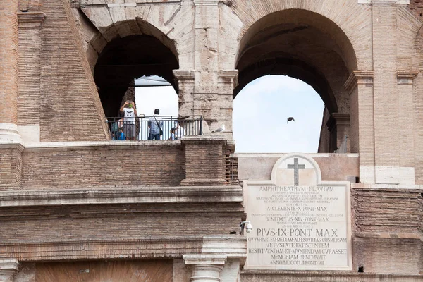 ROME, ITALY - 2 Haziran 2020: Korunaklı maskeler takan insanlar Coronavirus salgınından dolayı üç ay süren kapanıştan sonra kolezyum terasından dışarı bakıyorlar.