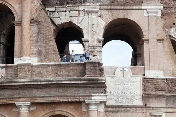 ROME, ITALY - 2 Haziran 2020: Korunaklı maskeler takan insanlar Coronavirus salgınından dolayı üç ay süren kapanıştan sonra kolezyum terasından dışarı bakıyorlar.