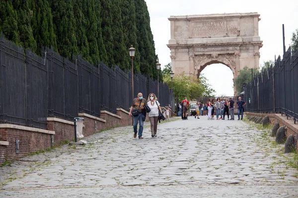 Roma, İtalya - Haziran 02 2020 İtalya yeniden açılıyor, 3. aşamaya başlayın. Roma, İtalya 'da Colosseum (Colosseo) yakınlarındaki Fori Imperiali caddesinde koruyucu maskeler takan insanlar yürüyor