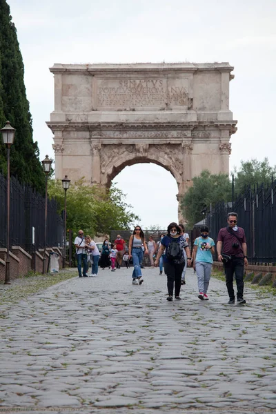 Roma, İtalya - Haziran 02 2020 İtalya yeniden açılıyor, 3. aşamaya başlayın. Roma, İtalya 'da Colosseum (Colosseo) yakınlarındaki Fori Imperiali caddesinde koruyucu maskeler takan insanlar yürüyor
