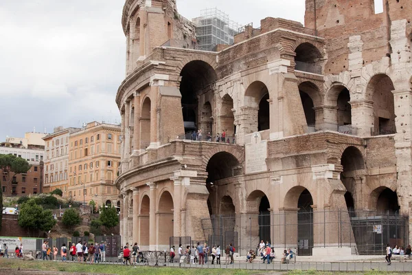 Roma, İtalya - Haziran 02 2020 İtalya yeniden açılıyor, 3. aşamaya başlayın. Roma, İtalya 'da insanlar koruyucu maskeler takıp Colosseum (Colosseo) yakınlarında yürüyor ve oturuyorlar.