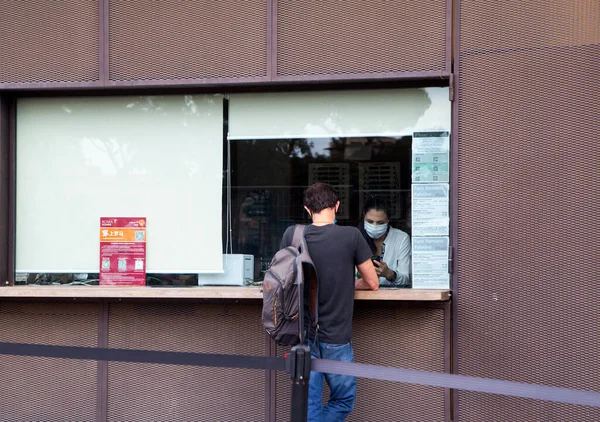 Roma, İtalya - Haziran 02 2020 İtalya yeniden açılıyor, 3. aşamaya başlayın. Bilet gişesindeki yüz maskesi takan adam Roma harabelerinin biletini üç ay sonra İtalya, Roma 'da aldı..