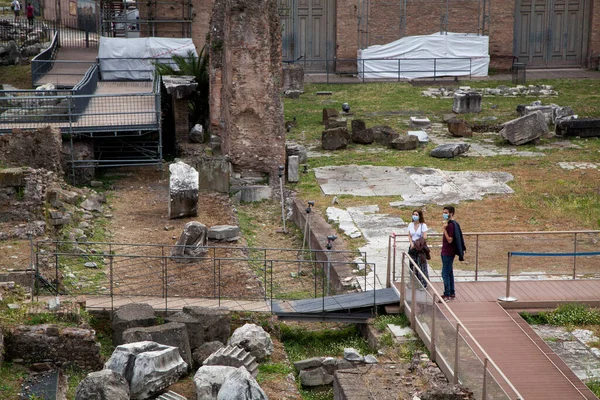Roma, İtalya - Haziran 02 2020 Covid19 'un kapatılmasından sonra Roma' da hala çok az turist var. Koruyucu yüz maskesi takan insanlar, Roma, İtalya 'daki Fori Imperiali Bölgesini üç aylık kapatmadan sonra ziyaret ettiler..