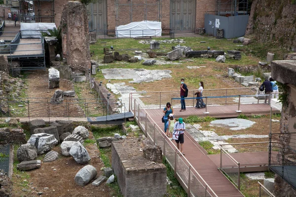 Roma, İtalya - Haziran 02 2020 Covid19 'un kapatılmasından sonra Roma' da hala çok az turist var. Koruyucu yüz maskesi takan insanlar, Roma, İtalya 'daki Fori Imperiali Bölgesini üç aylık kapatmadan sonra ziyaret ettiler..