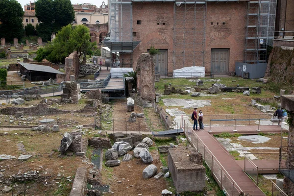Roma, İtalya - Haziran 02 2020 Covid19 'un kapatılmasından sonra Roma' da hala çok az turist var. Koruyucu yüz maskesi takan insanlar, Roma, İtalya 'daki Fori Imperiali Bölgesini üç aylık kapatmadan sonra ziyaret ettiler..
