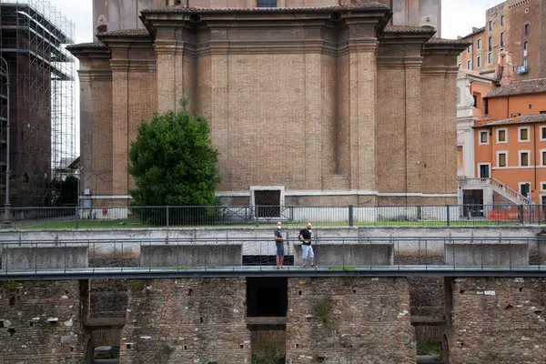 Roma, İtalya - Haziran 02 2020 Covid19 'un kapatılmasından sonra Roma' da hala çok az turist var. Koruyucu yüz maskesi takan insanlar, Roma, İtalya 'daki Fori Imperiali Bölgesini üç aylık kapatmadan sonra ziyaret ettiler..