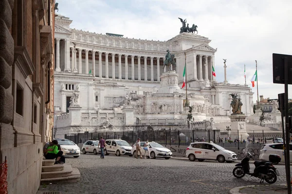 ROME, ITALY - HAZİRAN 02 2020: İtalya 'daki Piazza Venezia yakınlarındaki İmparatorluk Forumlarında (Fori Imperiali) müşteriler için kuyruk oluşturuldu..