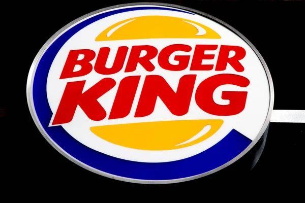 ROME, ITALY - 17 EKİM 2016: Siyah arkaplanda Burger King logosu.
