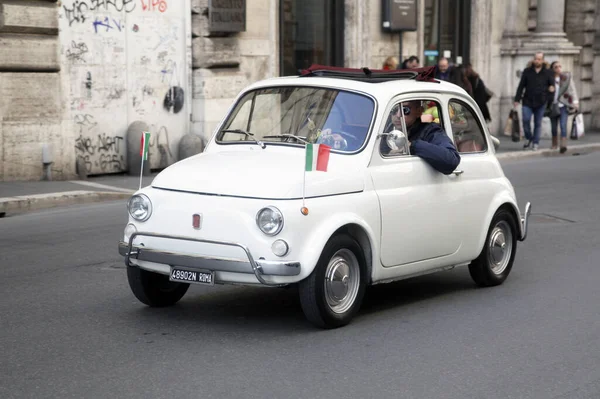 Roma, İtalya - 21 Şubat 2016: Roma, İtalya sokaklarında İtalyan bayraklı bir Fiat 500. Yakında bir italyan sembolü olacak..