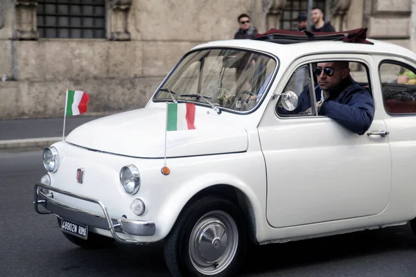 Roma, İtalya - 21 Şubat 2016: Roma, İtalya sokaklarında İtalyan bayraklı bir Fiat 500. Yakında bir italyan sembolü olacak..