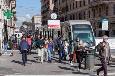 ROMA, İTALYA - 01.01.2020: koruyucu yüz maskeleri takan yayalar, Roma, İtalya 'da bir tramvaydan indiler.