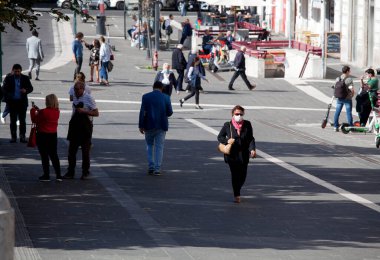 ROMA, İtalya - 01.01.2020 Koruyucu yüz maskeleri takan yayalar, Roma, İtalya 'da karşıdan karşıya geçtiler..