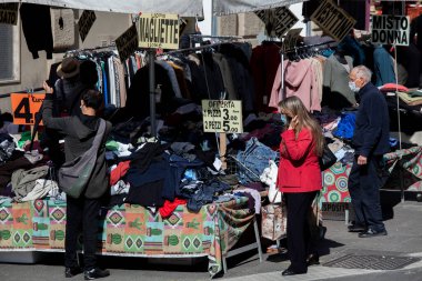 ROME, ITALY - 01.01.2020: Roma, İtalya 'da bir pazarda giysi satışı için yayalar göz gezdiriyor. İtalya ekonomisinin bu yıl% 9 küçülmesi bekleniyor.