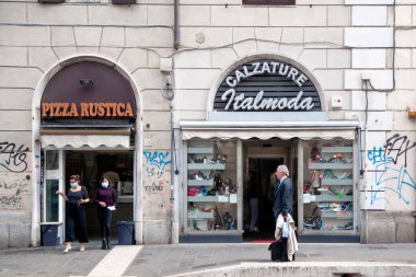 Roma, İtalya - Ekim 01: 20 Koruyucu yüz maskesi takan müşteriler, İtalya, Roma 'da bir pizzacının önünde bekliyorlar. İtalya ekonomisinin bu yıl% 9 küçülmesi bekleniyor.