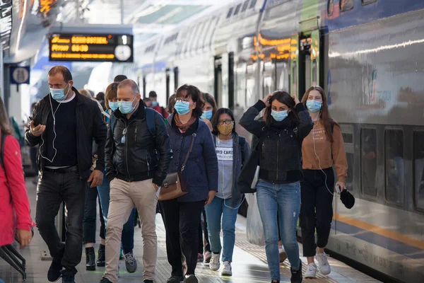 ROME, ITALY - 01.01.2020: koruyucu yüz maskeleri takan banliyö sakinleri, Roma, İtalya 'da bir trenden indiler..