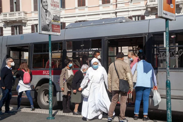 Рим Италия Октября 2020 Пешеходы Одетые Защитные Маски Выходят Автобуса — стоковое фото