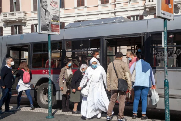 ROME, İTALYA - 01.01.2020: Koruyucu yüz maskeleri takan yayalar, Roma, İtalya 'da bir otobüsten indiler..