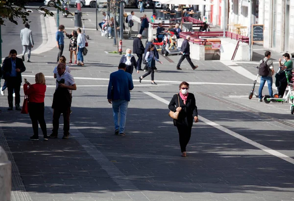 ROMA, İtalya - 01.01.2020 Koruyucu yüz maskeleri takan yayalar, Roma, İtalya 'da karşıdan karşıya geçtiler..