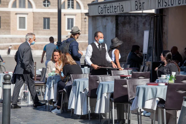 Roma, İtalya - Ekim 01: 20 Müşteriler Roma 'da bir restoranda oturuyorlar. İtalya ekonomisinin bu yıl% 9 küçülmesi bekleniyor.