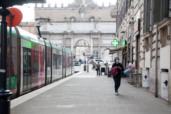 ROMA, İtalya - 01.01.2020 Koruyucu yüz maskeleri takan yaya Roma, İtalya 'da bir tramvaydan indi..