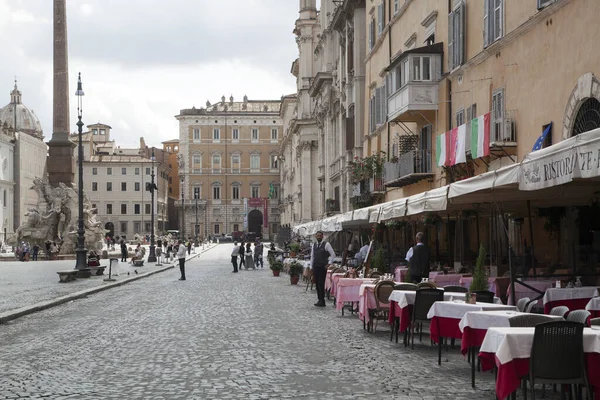 ROME, ITALY - 01.2020: garsonlar müşterileri bekliyor Roma 'daki Navonas Meydanı' nda bir restoranın önünde. İtalya ekonomisinin bu yıl% 9 küçülmesi bekleniyor.