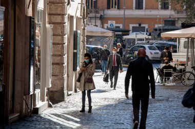 Roma, İtalya - 08 Ekim 2020: salgına karşı tedbirleri güçlendirmek için İtalya. Bugün İtalya Başbakanı Giuseppe Conte, İtalya 'daki Covid-19 vakalarının artması nedeniyle açık alanlarda yüz maskesi takılmasını emretti..