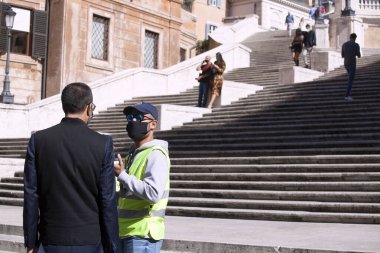 Roma, İtalya - 08 Ekim 2020: salgına karşı tedbirleri güçlendirmek için İtalya. Bugün İtalya Başbakanı Giuseppe Conte, İtalya 'daki Covid-19 vakalarının artması nedeniyle açık alanlarda yüz maskesi takılmasını emretti..