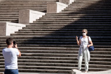 Roma, İtalya - 08 Ekim 2020: salgına karşı tedbirleri güçlendirmek için İtalya. Bugün İtalya Başbakanı Giuseppe Conte, İtalya 'daki Covid-19 vakalarının artması nedeniyle açık alanlarda yüz maskesi takılmasını emretti..