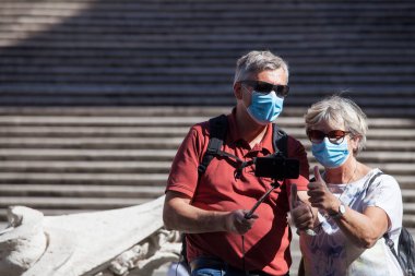 Roma, İtalya - 08 Ekim 2020: salgına karşı tedbirleri güçlendirmek için İtalya. Bugün İtalya Başbakanı Giuseppe Conte, İtalya 'daki Covid-19 vakalarının artması nedeniyle açık alanlarda yüz maskesi takılmasını emretti..