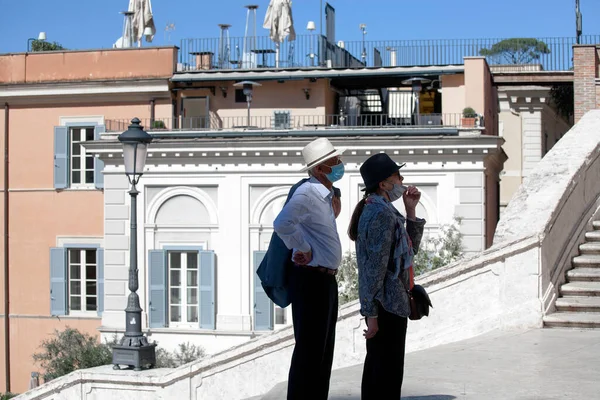 Roma, İtalya - 08 Ekim 2020: salgına karşı tedbirleri güçlendirmek için İtalya. Bugün İtalya Başbakanı Giuseppe Conte, İtalya 'daki Covid-19 vakalarının artması nedeniyle açık alanlarda yüz maskesi takılmasını emretti..