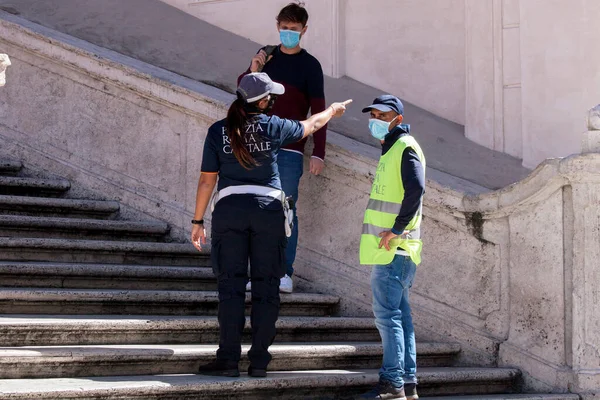 Roma, İtalya - 08 Ekim 2020: salgına karşı tedbirleri güçlendirmek için İtalya. Bugün İtalya Başbakanı Giuseppe Conte, İtalya 'daki Covid-19 vakalarının artması nedeniyle açık alanlarda yüz maskesi takılmasını emretti..