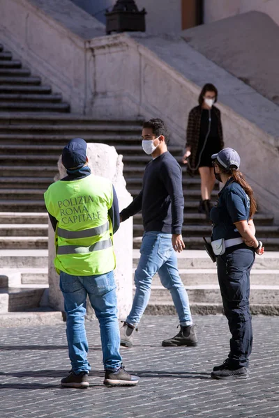 Roma, İtalya - 08 Ekim 2020: salgına karşı tedbirleri güçlendirmek için İtalya. Bugün İtalya Başbakanı Giuseppe Conte, İtalya 'daki Covid-19 vakalarının artması nedeniyle açık alanlarda yüz maskesi takılmasını emretti..