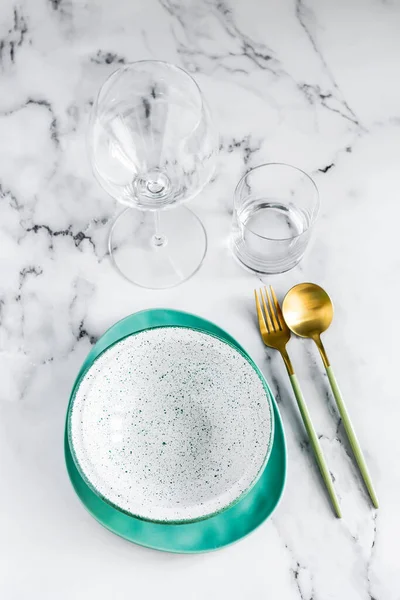 Elegante Elegante Mesa Con Placas Cerámica Sobre Fondo Mármol Blanco — Foto de Stock